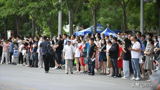 吵翻了！张学友演唱会和高考“撞期”，遭家长集体抵制，谁对谁错