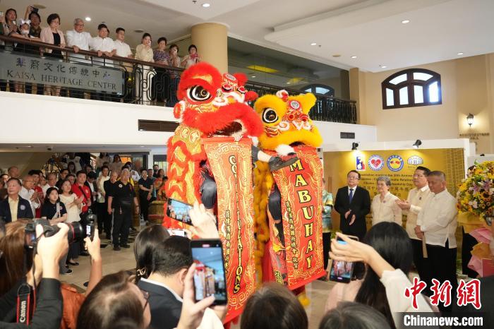 中国驻菲律宾大使与菲候任外长共同出席庆祝中菲建交50周年图片展