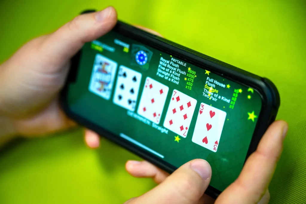 online-gambling-poker-smartphone-1024x683.webp.jpg